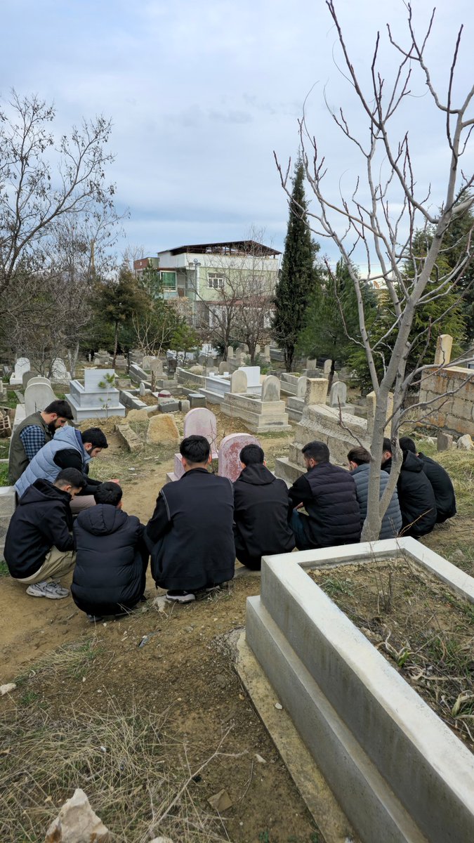 Ergani Gençlik Kolları olarak Şubat Ayı munasebetiyle Erganimiz’in aziz şehidi Abdulcelil Akbaş'ın kabrini ziyaret ettik.
Rabbim şehadetini kabul eylesin.
Bizleri davalarını hakkıyla sürdürenlerden eylesin.