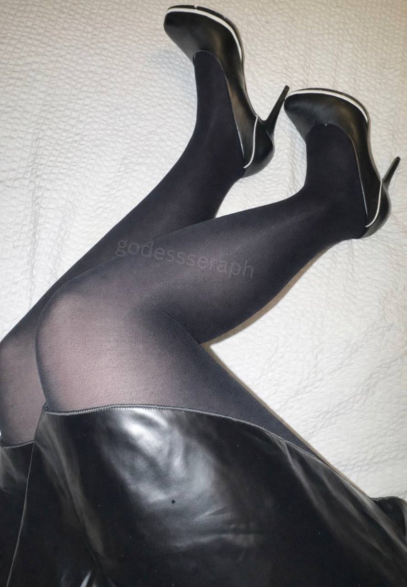 Wo bleibt dein Blick hängen.
Heels, Nylons oder Leder?🫦💸

#findom #femdom #geldherrin #geldsklave #zahlsklave #paypig #feetfetish #nylon #leder