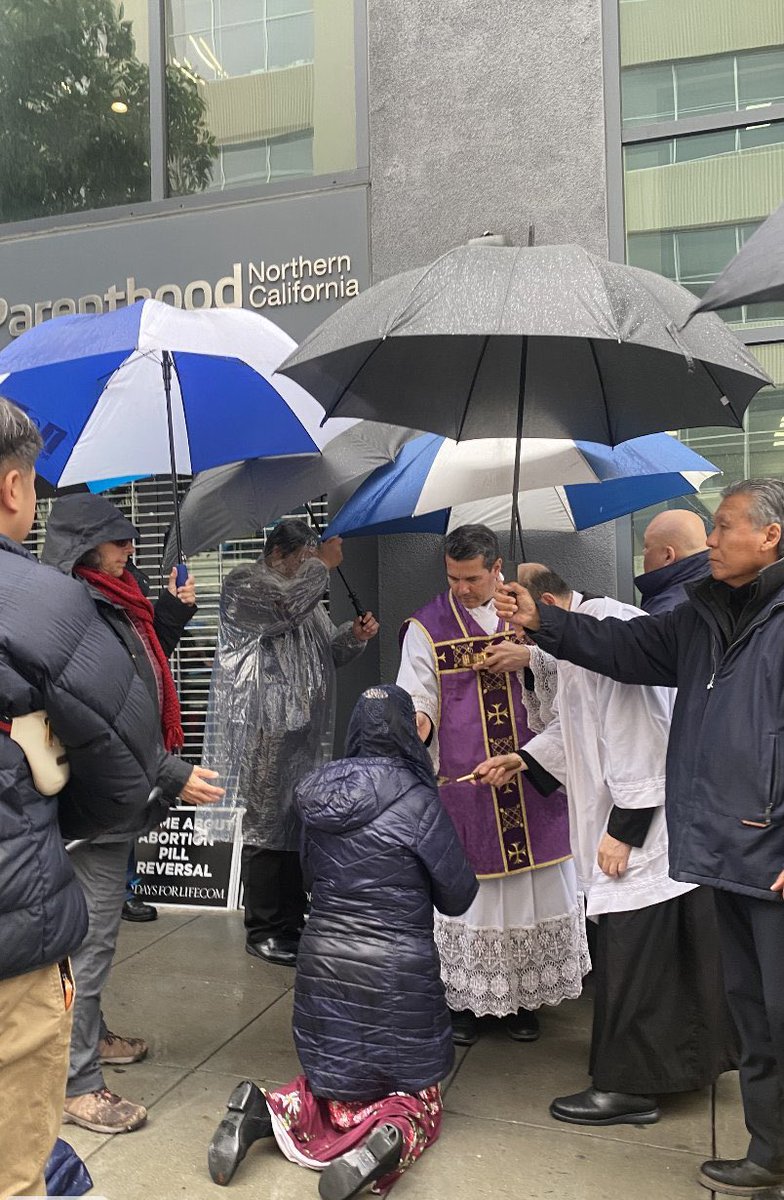 El Padre <a href="/PJavierOR/">Padre Javier Olivera Ravasi</a> en San Francisco, California, epicentro del progresismo en Estados Unidos, celebrando una misa frente a una clínica de Planned Parenthood, la multinacional abortista más grande del mundo. 

Recemos por el fin del aborto y por los bebés asesinados.