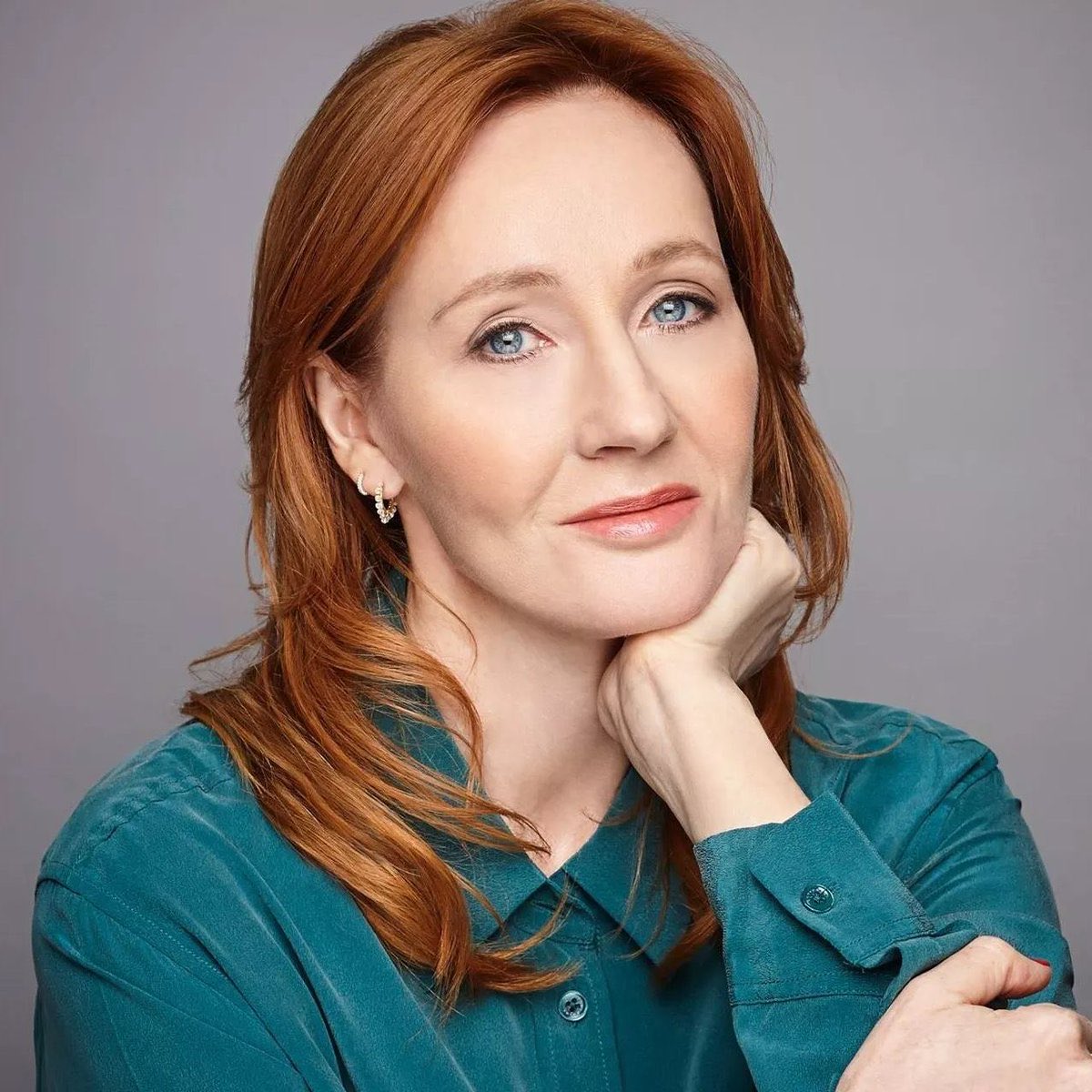 Indie5051's tweet image. Daniel Radcliffe habló sobre cómo los comentarios transfóbicos de JK Rowling lo dejaron profundamente triste:

En definitiva, esto me entristece profundamente porque veo a la persona que conocí, los momentos que compartimos, los libros que escribió, el mundo que creó, y todo eso