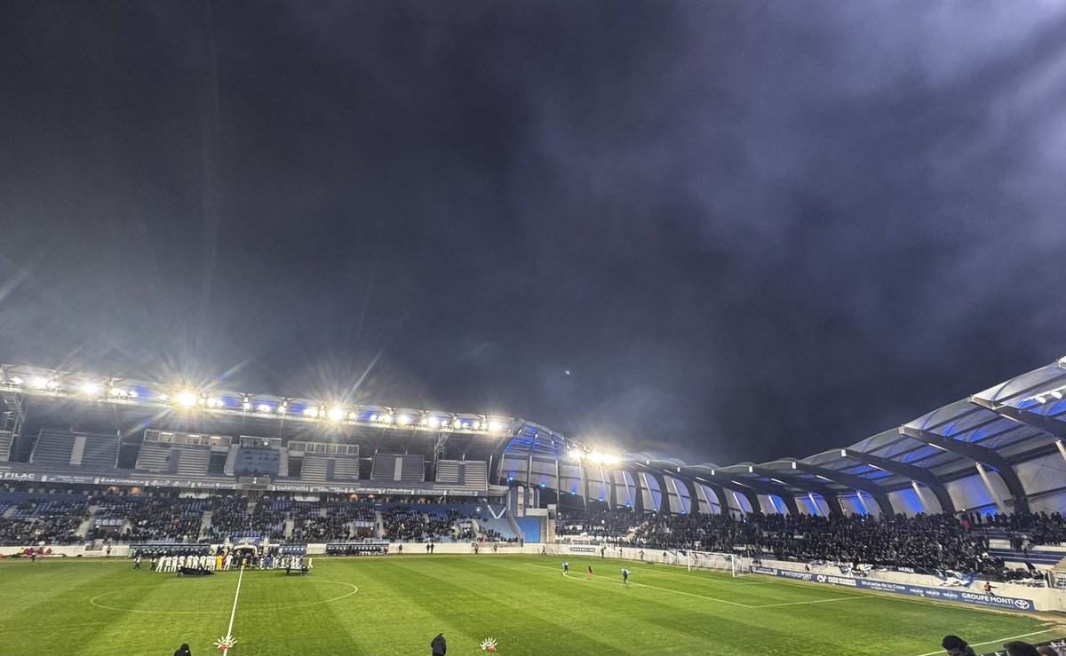 Longu hè lu to caminu spessu ci face notte
Cù lu stessu destinu sò meie le to lotte ⚪️🔵👊🏻