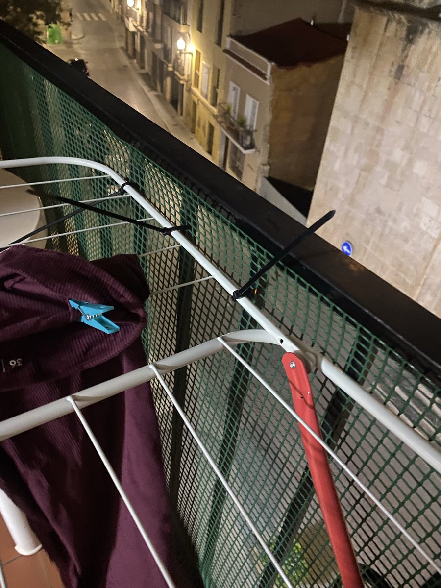 xulsii's tweet photo. En esta casa hem arribat a solucions dràstiques per a poder estendre i que la roba no acabe en Benimodo https://t.co/4ZMMgQLxcW