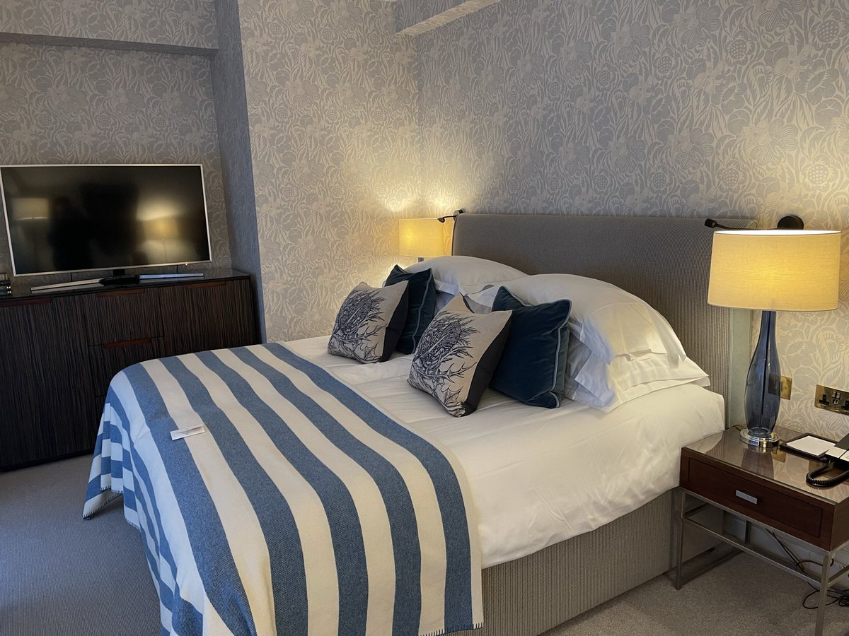 MrsPandP's tweet image. Would just like to say that @The_Balmoral in Edinburgh is #magical and I’m really sad we only stayed one night. My son whose 18th birthday we were celebrating had a wonderful time, and I want to be back there asap!