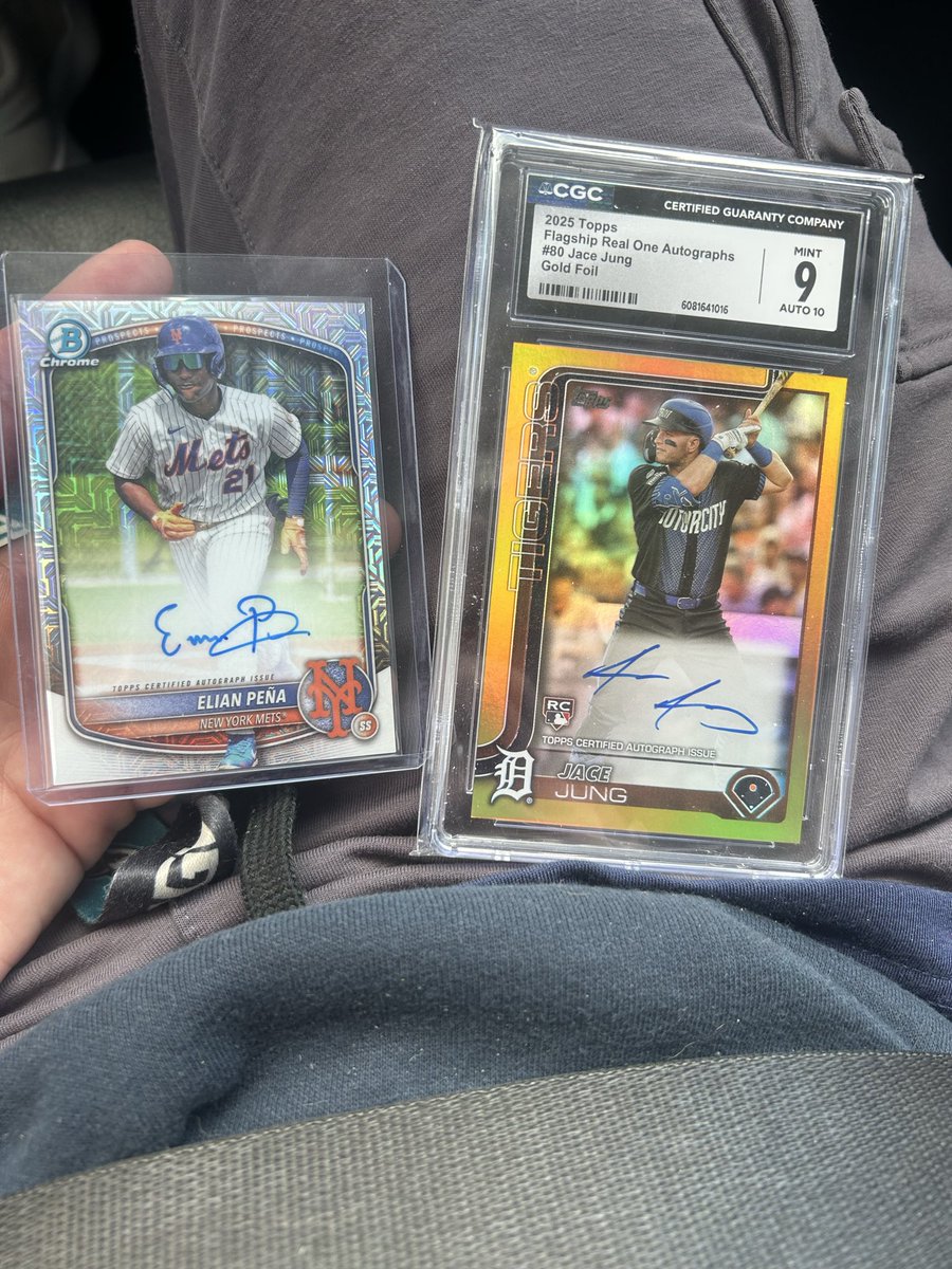 SmittyCardCo's tweet image. Who won this trade?
Cam smith auto /50 
Or
Elian and jung auto /50