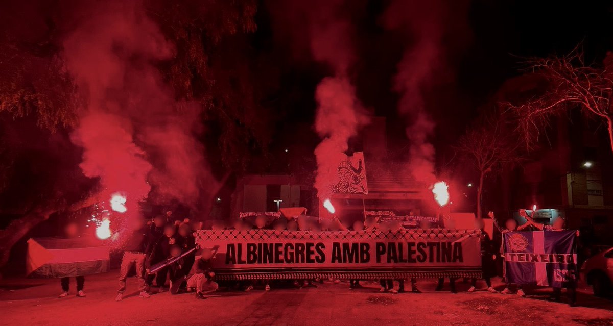 UltrasPresent's tweet photo. Barricada Albinegra (Antifas Castellón) ⚫️⚪️ en solidaridad con Palestina 🇵🇸 y con gente del Depor 🔵⚪️

CD Castellón - Deportivo de La Coruña. (15.02.26) https://t.co/xpgtwjQjVD