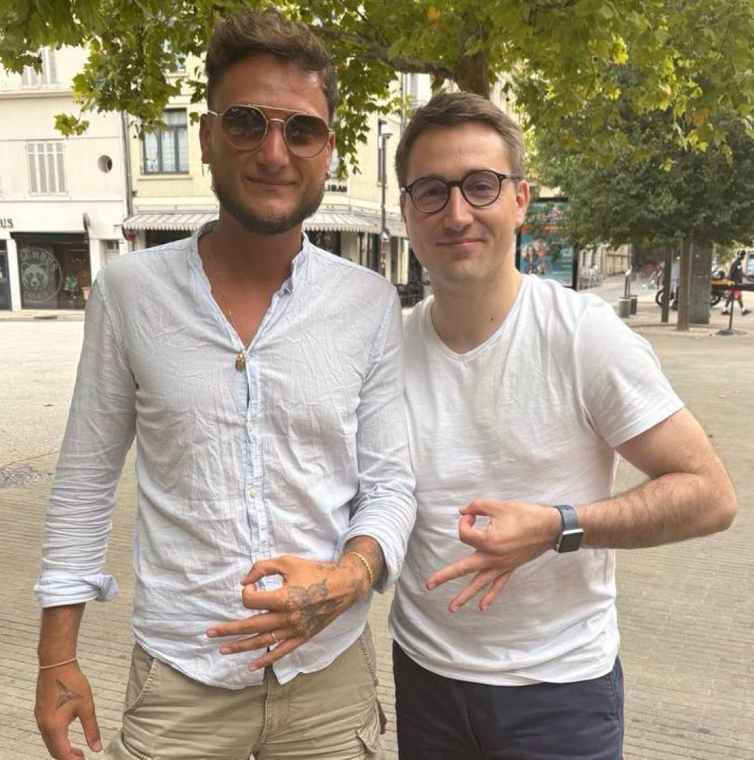 <a href="/ALeaument/">Antoine Léaument 🇫🇷</a> C'est bien toi, Antoine, faisant le signe de la Jeune Garde avec le triple fiché S et fondateur de la Jeune Garde suspectée du meurtre de Quentin ?

Merci de ta réponse.
