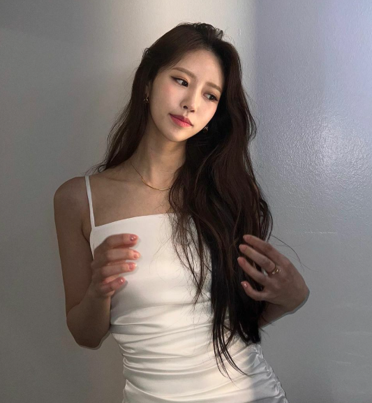 AboutMusicYT's tweet photo. Mijoo of Lovelyz reveals that her ex-boyfriend allegedly cheated on her with a different female kpop idol. https://t.co/C4NXPkHsBh