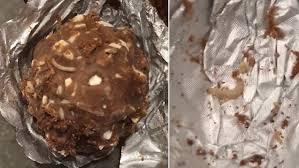 CHOCOLATES LINDT OU FERRERO!!!
Existem literalmente centenas de vídeos mostrando não apenas vermes nos chocolates, mas também pequenos parasitas, óxido de grafeno e larvas. A família Ferrero é uma família conspiratória.