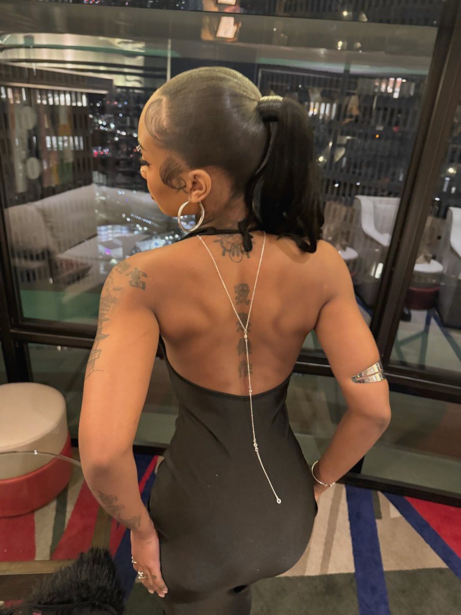 nanaaareckless's tweet photo. Imagine if I actually started adding back day into my routine 🫦 https://t.co/GufsiWFmdv