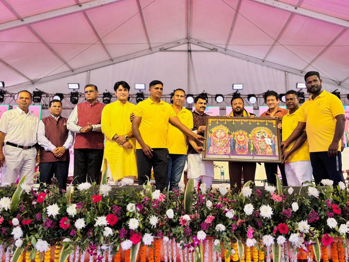 Manojdasbjp's tweet photo. ପିଏମ ଶ୍ରୀ ଏନ୍ ସି ହାଇସ୍କୁଲ  platinum Jubileeକୁ ଅକ୍ଲାନ୍ତ ପରିଶ୍ରମ କରି ସଫଳତା ଦେଇ ପାରି ଥିବାରୁ ଭାଈ ଅଭିଳାଷ ଦାସଙ୍କୁ ଗଣ ଶିକ୍ଷାମନ୍ତ୍ରୀ ଶ୍ରୀଯୁକ୍ତ ନିତ୍ୟାନନ୍ଦ ଗଣ୍ଡ ,ବିଧାୟକ ଶ୍ରୀଯୁକ୍ତ ସିଦ୍ଧାନ୍ତ ମହାପାତ୍ର କୋରେଇ ବିଧାୟକ ଶ୍ରୀ ଆକାଶ ଦାସ ନାୟକ ଉପସ୍ଥିତରେ ମହାପ୍ରଭୁ ଜଗନ୍ନାଥଙ୍କ ଫଟଚିତ୍ର ଦେଇ ସମ୍ବର୍ଦ୍ଧିତ କଲୁ। https://t.co/1XetM4LR1B
