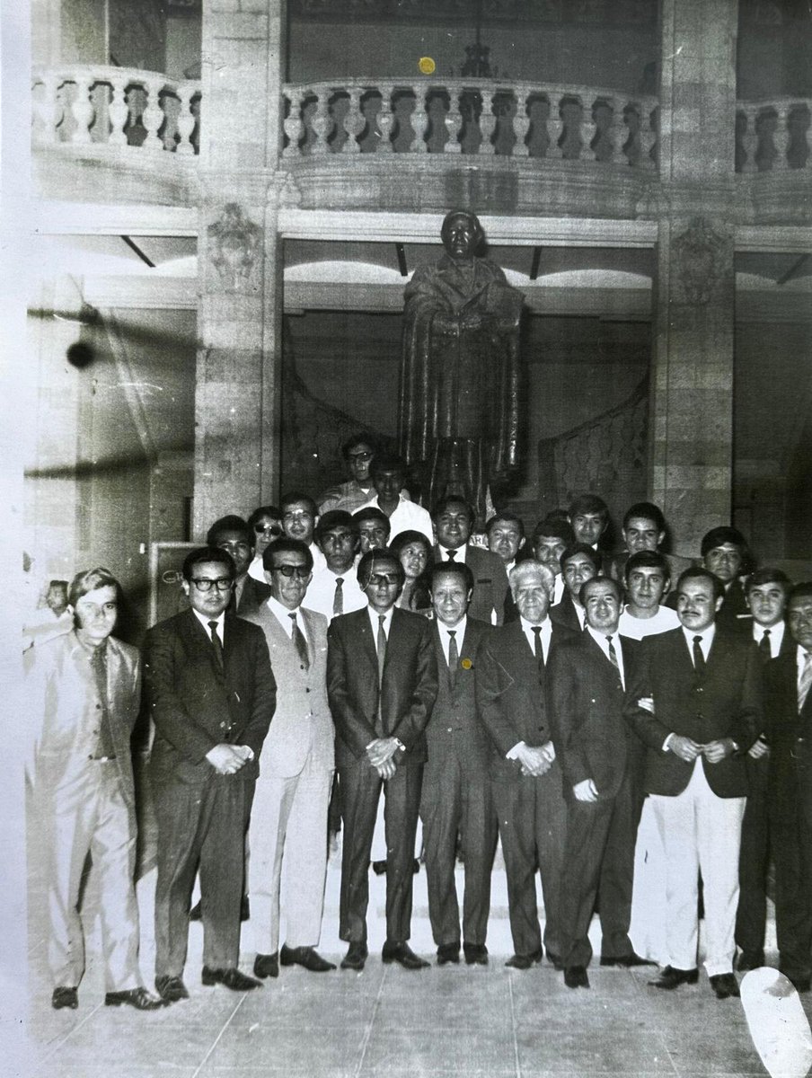 !LA HISTORIA ES LA HISTORIA!. En febrero de 1971 en presencia del C. Rector y Directores de Facultadesy escuelas tomo posesión la F.E.O. q promovió y conquistó la Autonomía de la UBJO. Veníamos del 68 los "halcones" y el autoritarismo de Estado eran otros tiempos universitarios.