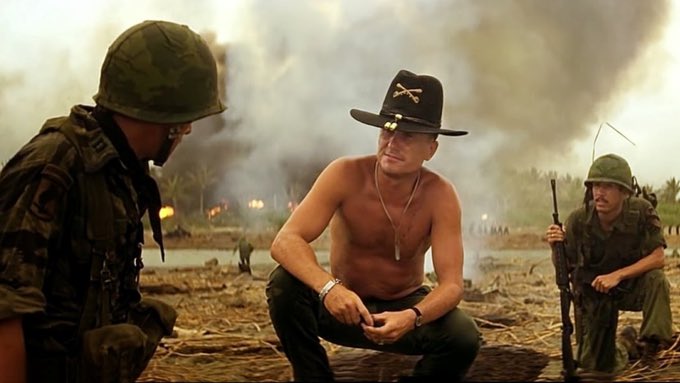 «¿Hueles eso? ¿Lo hueles muchacho? Es napalm, hijo.
Nada en el mundo huele así».

DEP Robert Duvall