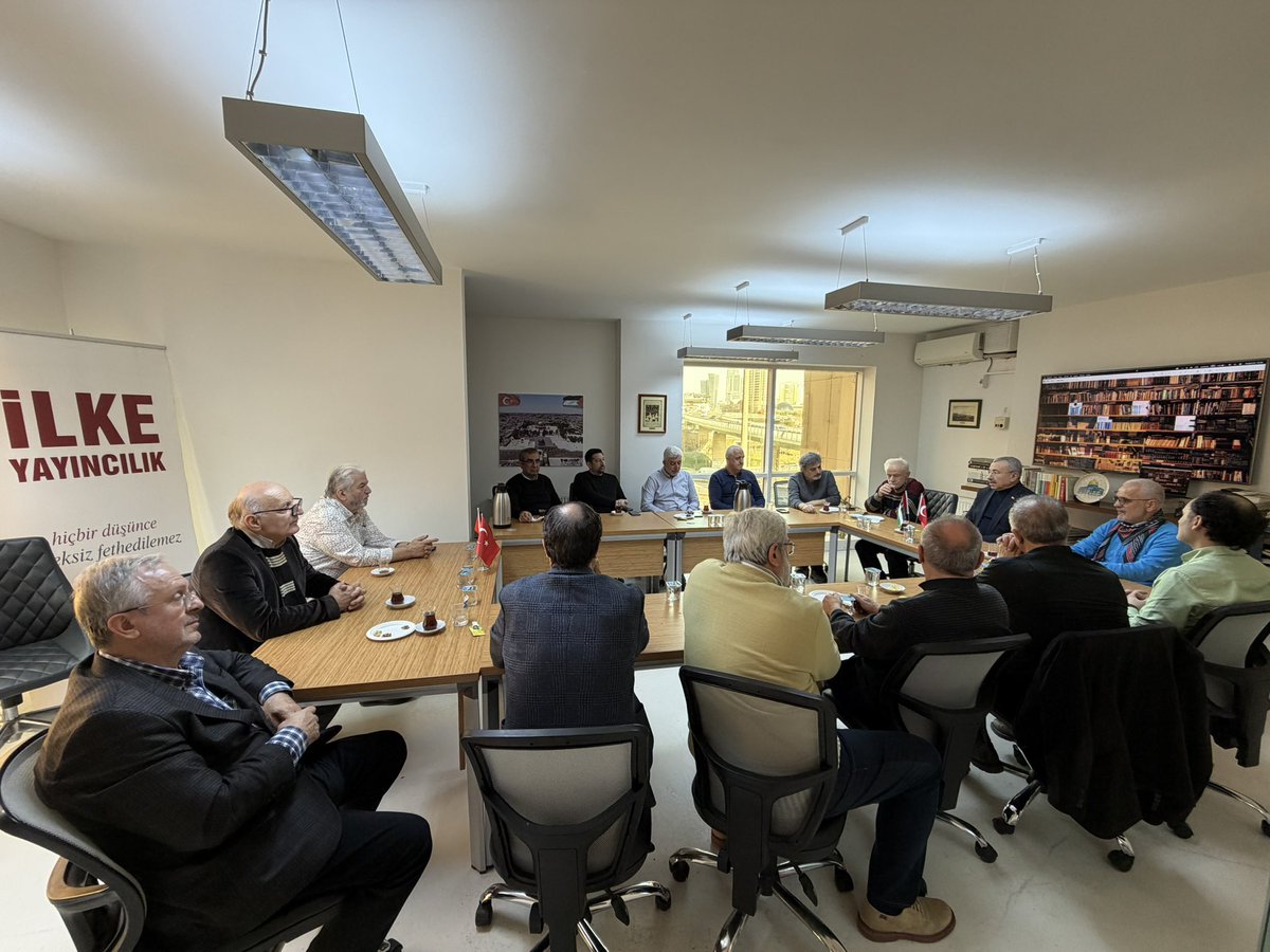 Değerli dostumuz İstanbul Milletvekili Sn. İsmail Erdem‘den yıllara dayalı tecrübesiyle “Yeni Dünya Düzeninde İç ve Dış Siyasetin Rolü” başlıklı sunumunu katılımcı dostlarımızla müzakere ettik
İstikamet üzere örnek siyasetçi kimliği bizim için her daim değerlidir #bbismailerdem