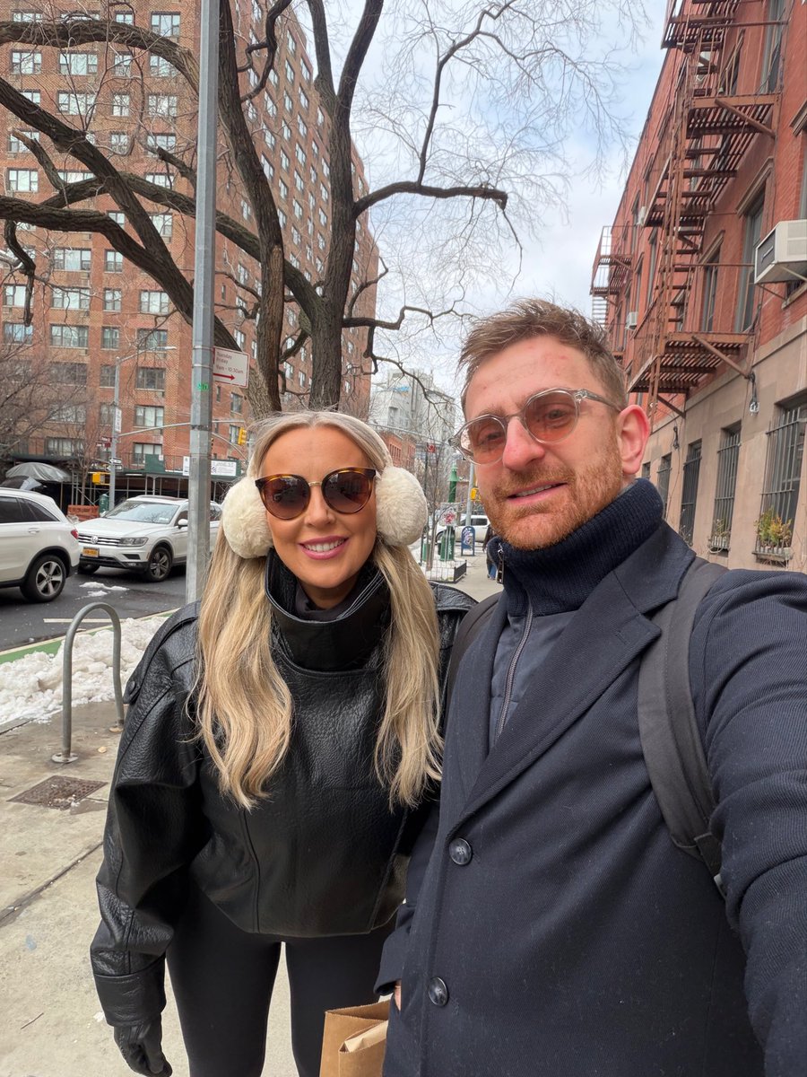 AJ_makeup's tweet photo. Greetings from a cold New York city 🇺🇸🗽Celebrating our exciting next chapter 🤍🤰🏼#NewYork https://t.co/atvkLmrGQI