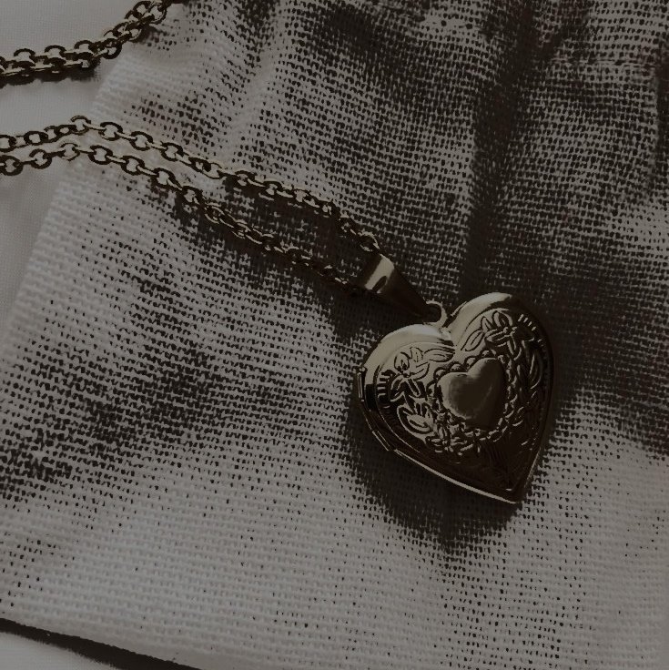 ㅤ

Esa mañana coloca los obsequios junto a la ventana, a lado de la cama de <a href="/thalbxtrss/">𝐡𝐞𝐫𝐦𝐢𝐨𝐧𝐞 𝐠𝐫𝐚𝐧𝐠𝐞𝐫.</a>, de ese modo puede encontrarse con las flores, el libro, y el collar cuando despierte. 

ㅤ