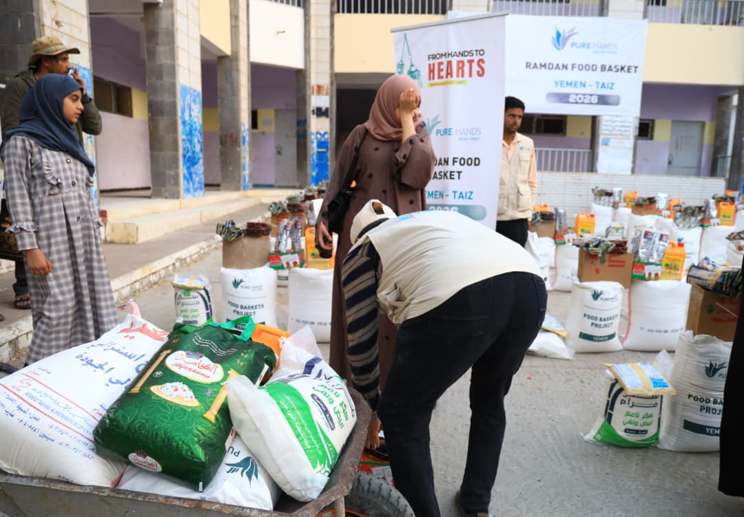 purehands2's tweet photo. Emotions are pouring out as families in need receive Ramadan Food Baskets in Taiz.

Relief. Hope. Gratitude.

For many, this means entering Ramadan without fear of how they will feed their children. 

Donate Now: https://t.co/NdQyoLUbS2 https://t.co/Ay2dajMlJs