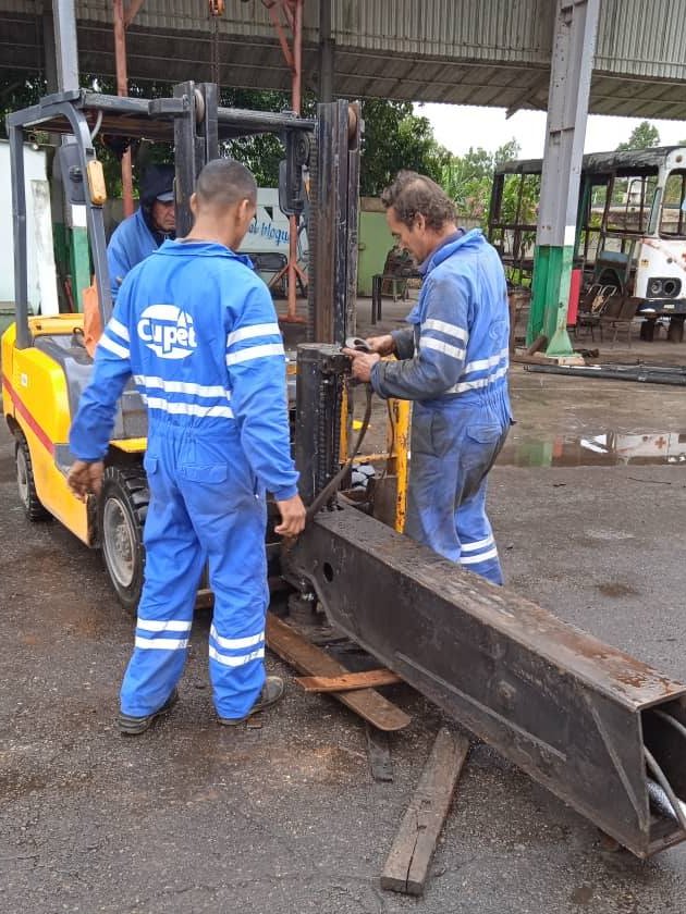 En nuestra División Producción Centro se labora en el diagnóstico oportuno y solución de averías de grúas y equipos pesados, esenciales en las operaciones diarias de la industria. ¡Innovación y compromiso al día!

#Cuba #PetrolerosPorCuba