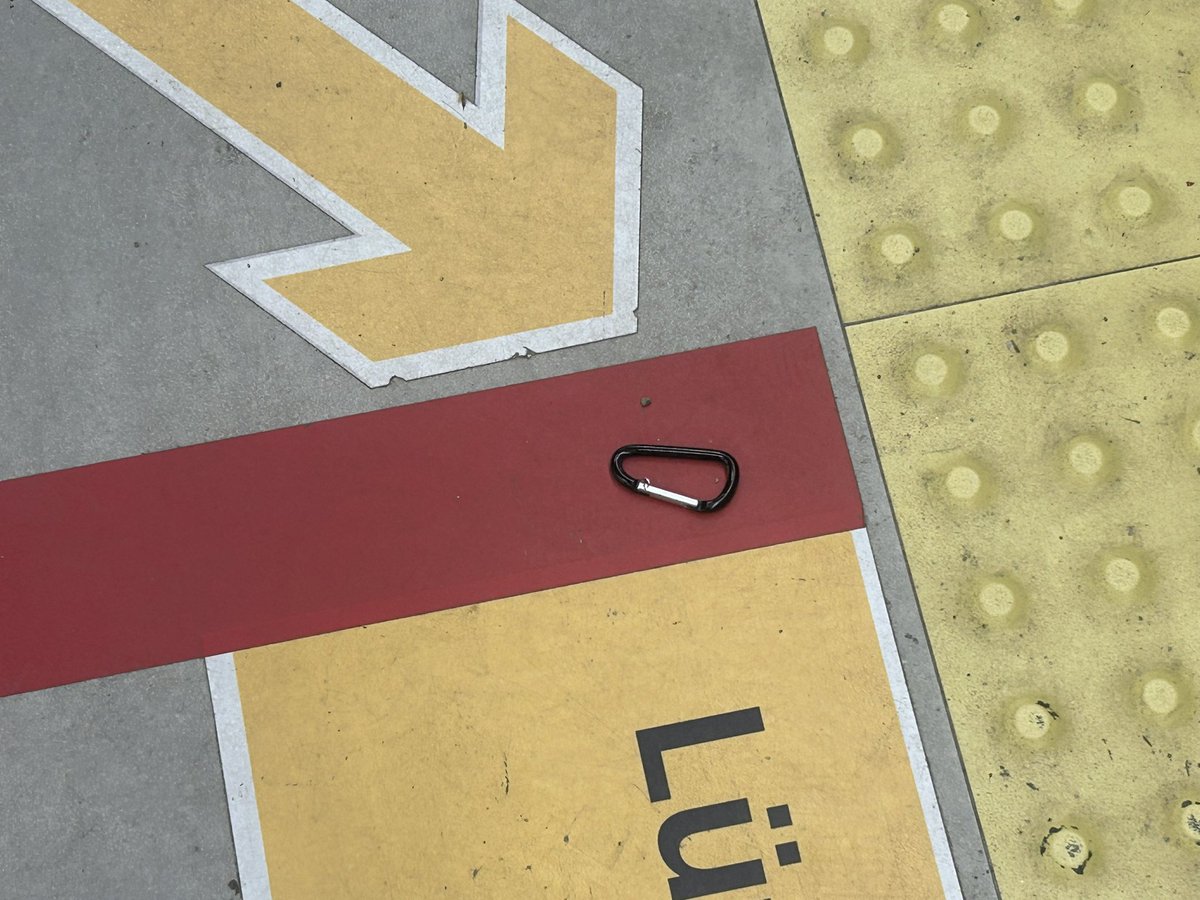 Gençler biriniz metroda lgbtq+ üyeliğini düşürmüş