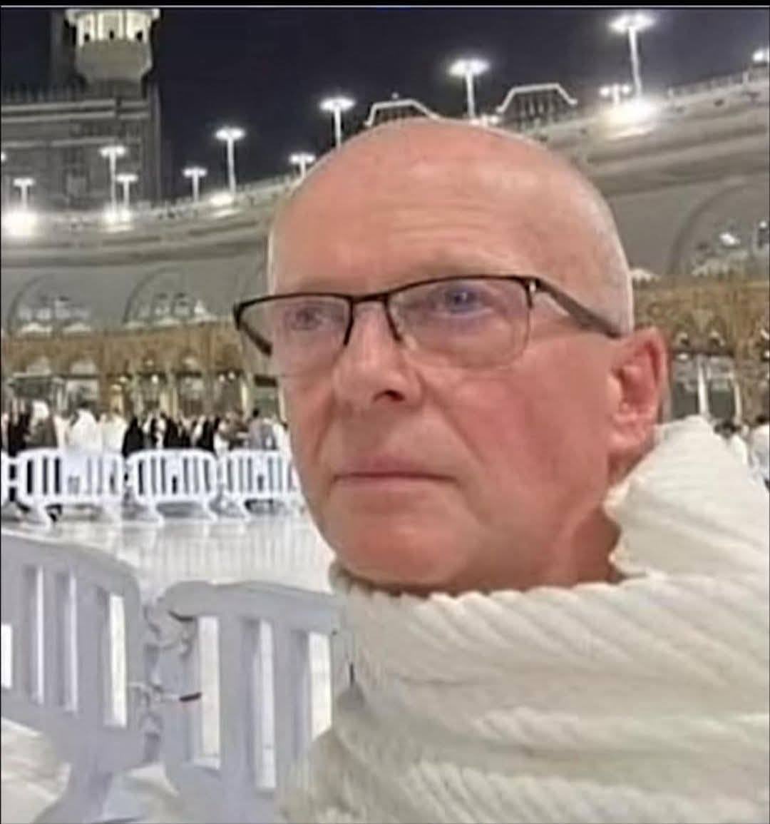 Le Dr Mark Thompson,  converti, qui porte désormais le nom d'Abdullah, déclare dans une interview:
«Je voyage partout dans le monde, mais le confort et le bonheur que je ressens en m'asseyant simplement par terre à La Mecque, Je ne les trouve nulle part ailleurs. Quand je