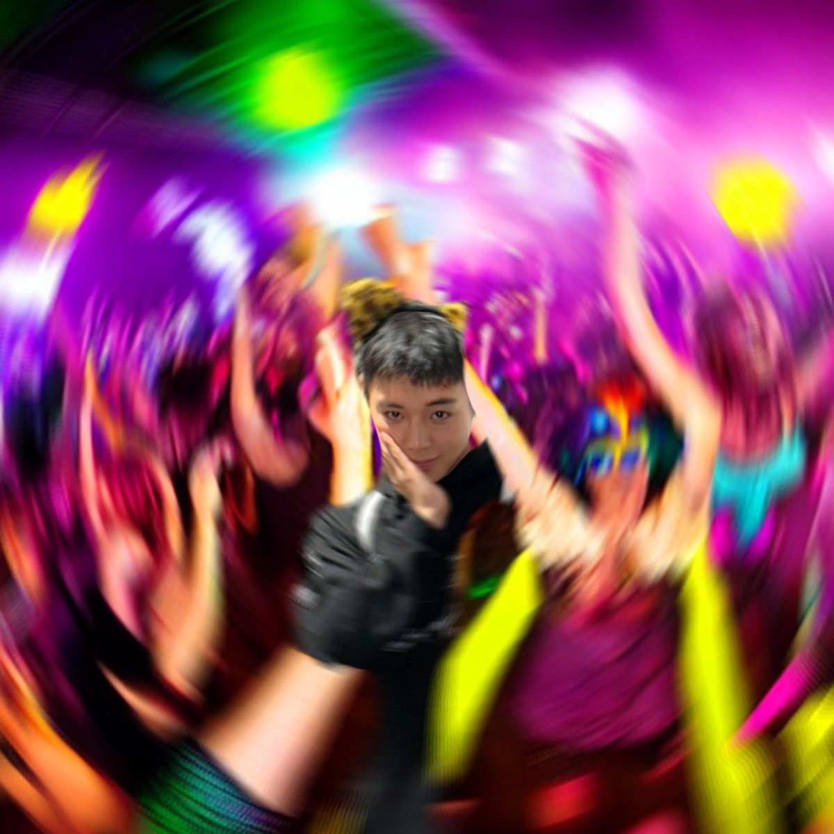 jh encontrando seu crush na balada. então ele paquera assim? 👀 praticamente uma loba