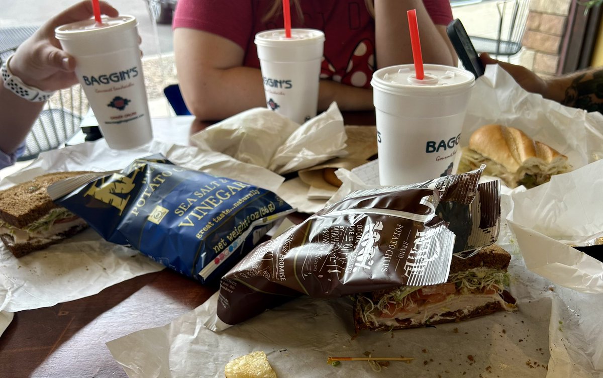 AZ12WildcatsPod's tweet image. #Realtime AZ12 team meeting today at @BagginsArizona! #BackTheBag at Baggins and use the code “AZ12” for 15% off your order. 🐻⬇️