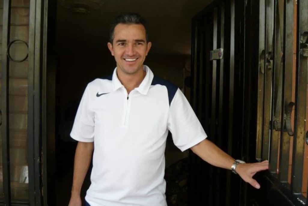 Mariopenaloza's tweet photo. Triste noticia para el microfútbol en #Santander y #Colombia, fallece Giovanni Hernández, el que es tal vez, el mejor jugador que parió estas tierras de este deporte. Paz en su tumba. Foto @vanguardiacom https://t.co/0MiBMDE5cw
