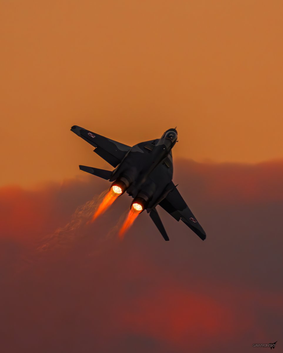 m_gawronski's tweet image. Czasami natura potrafi namalować takie kolory.... że nie potrzebne są żadne filtry✨🌅✈️

#gawronsky #MiG29 #AviationPhotography #PolishAirForce
