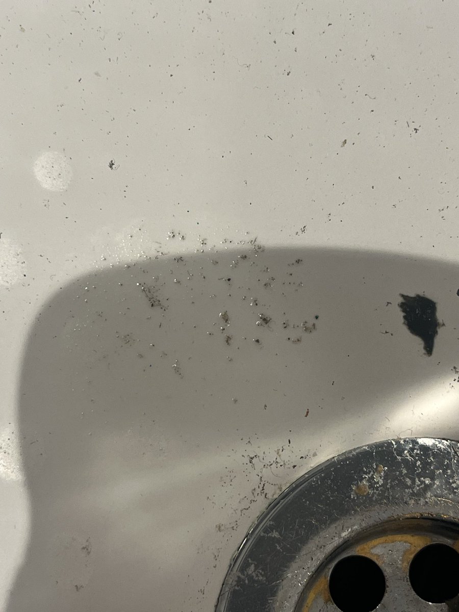keelycoleman89's tweet photo. @premierinn love a dirty bath and no cleaners available! https://t.co/mW3MrSoOzO