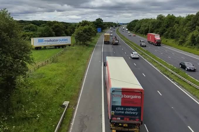 _abinayan's tweet photo. @AsphyxiaPallida Wait till you see the disused lorry trailer billboards! https://t.co/mjTqg27Xzh