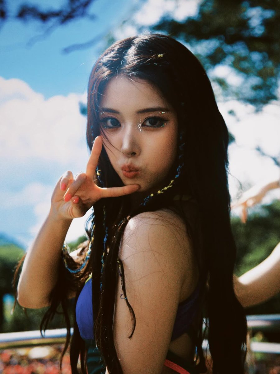 mixxjiwooo's tweet image. this photo is so beautiful and so well taken, the way it does justice to jiwoo's incredible beauty and the way you can see her makeup is amazing! i love it so much, thank you for such a beautiful photo