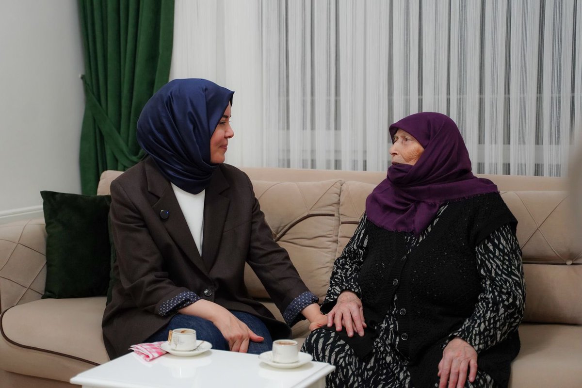 akkadinankara's tweet image. İl Kadın Kolları Başkanımız @akgul_aysel’e Kezban Teyzemiz; gözlerindeki şefkatle, yüreğindeki vefayla Cumhurbaşkanımız Recep Tayyip Erdoğan’a selamlarını ve hayır duasını emanet etti.

Şehitlerimiz için biriktirdiği emaneti uzatırken elleri titremedi… Çünkü o eller, acıyı da…