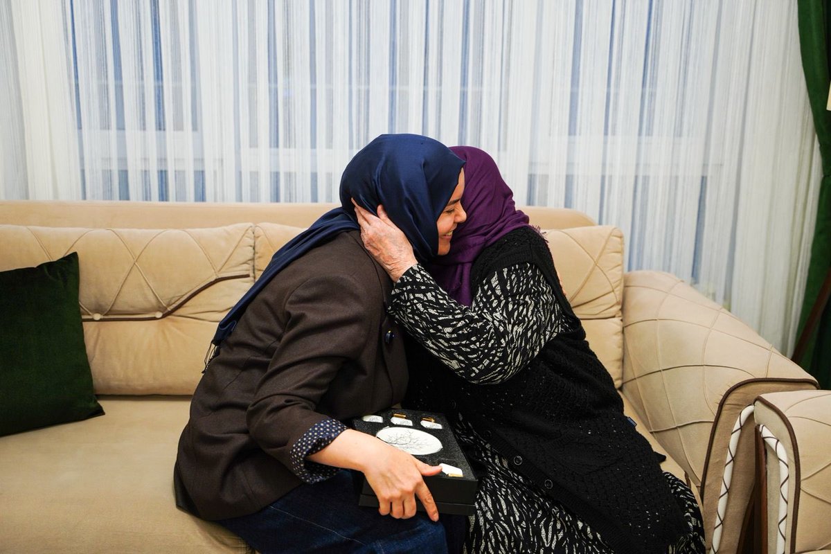 akkadinankara's tweet image. İl Kadın Kolları Başkanımız @akgul_aysel’e Kezban Teyzemiz; gözlerindeki şefkatle, yüreğindeki vefayla Cumhurbaşkanımız Recep Tayyip Erdoğan’a selamlarını ve hayır duasını emanet etti.

Şehitlerimiz için biriktirdiği emaneti uzatırken elleri titremedi… Çünkü o eller, acıyı da…