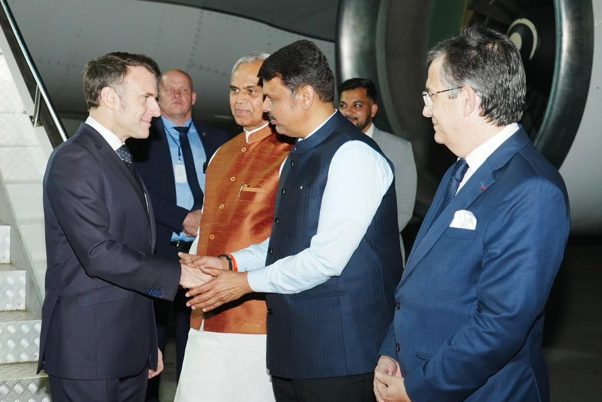 🇮🇳🇫🇷
Bienvenue à Mumbai! 

A very warm welcome to the President of France, H.E. Emmanuel Macron and First Lady Brigitte Macron as they arrive in Mumbai! 
Maharashtra welcomes you!

Wishing Hon President Macron and the entire French delegation a pleasant stay and a successful