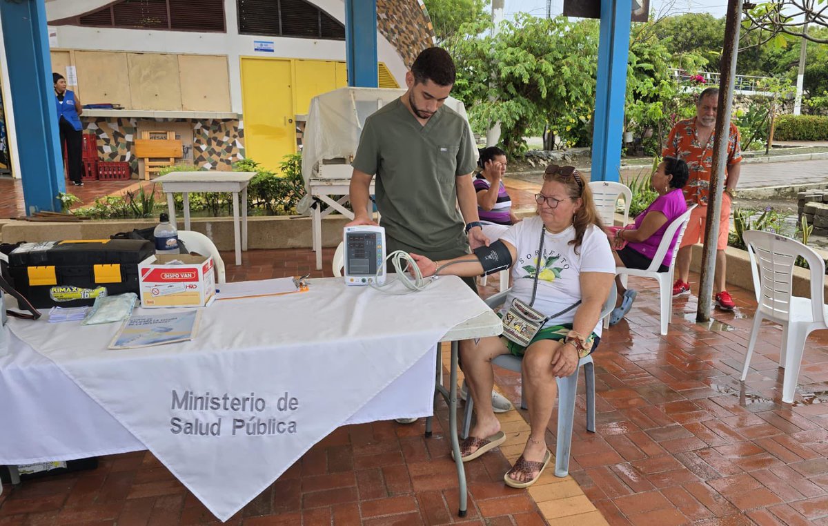 Salud_Guayas's tweet photo. En este feriado de carnaval 🎉, el equipo del #Distrito09D08 de @Salud_Ec está presente en #Varadero 🏖 brindando a los bañistas 🏄♂️🏊♂️ atención médica, vacunación 💉 y compartiendo recomendaciones para la prevención de enfermedades 🤧.
#MSPEnTerritorio https://t.co/raRkrvgUD5