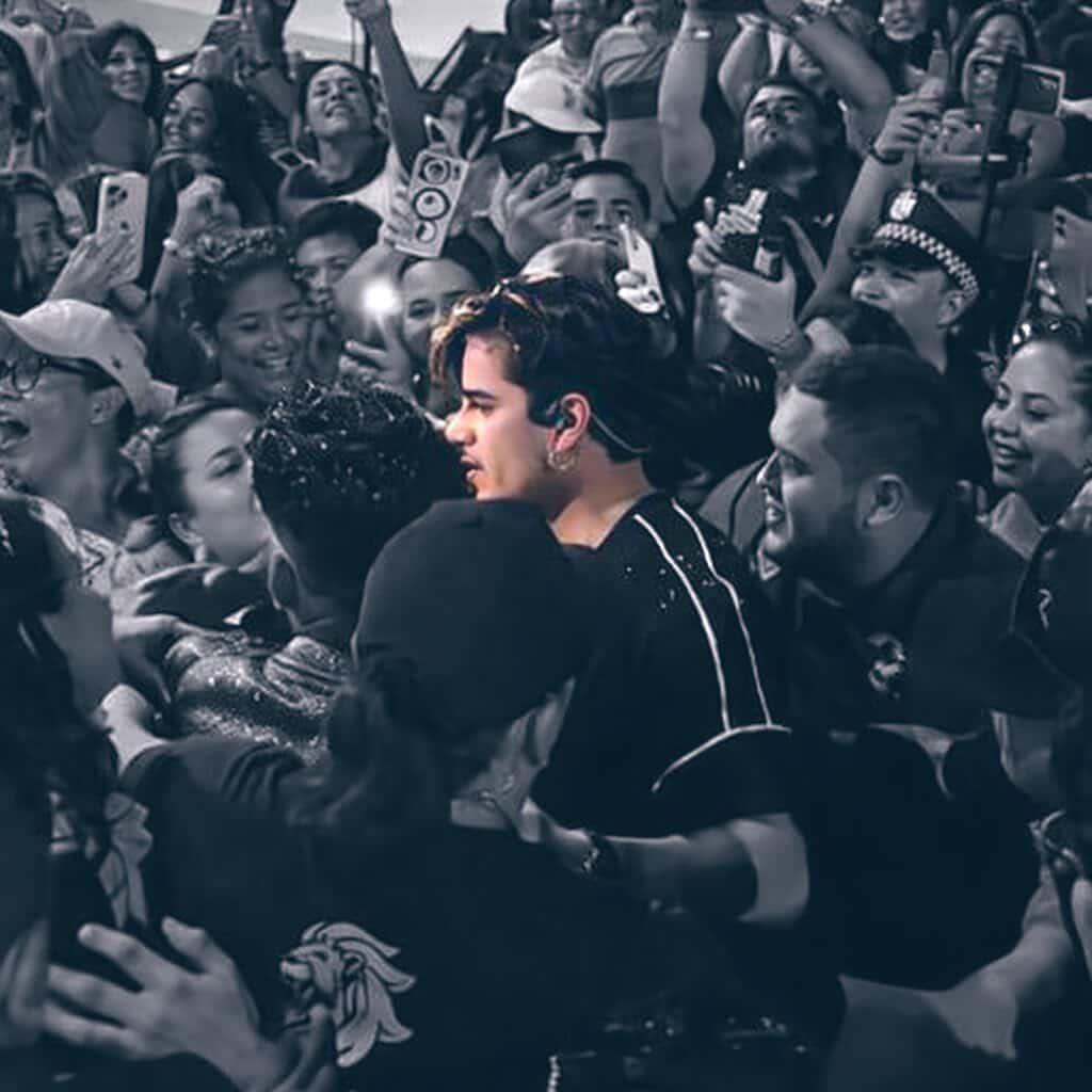 Así es como veo a Aaron Mercury, no importa dónde o con quién esté, él es todo lo que veo 😍 y solo existe él ❤️

#AaronMercury #LaCasaDeAaron
#AARONATION