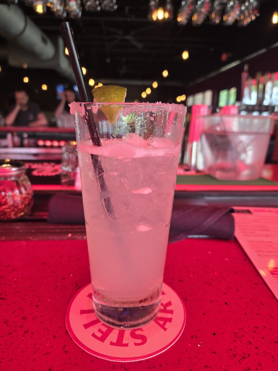 JCL_8005's tweet image. Day drinking with an old buddy, watching hockey, and enjoying this beautiful day 🍋‍🟩 🏒 #FundayMonday #PresidentsDay #MargaritaMonday