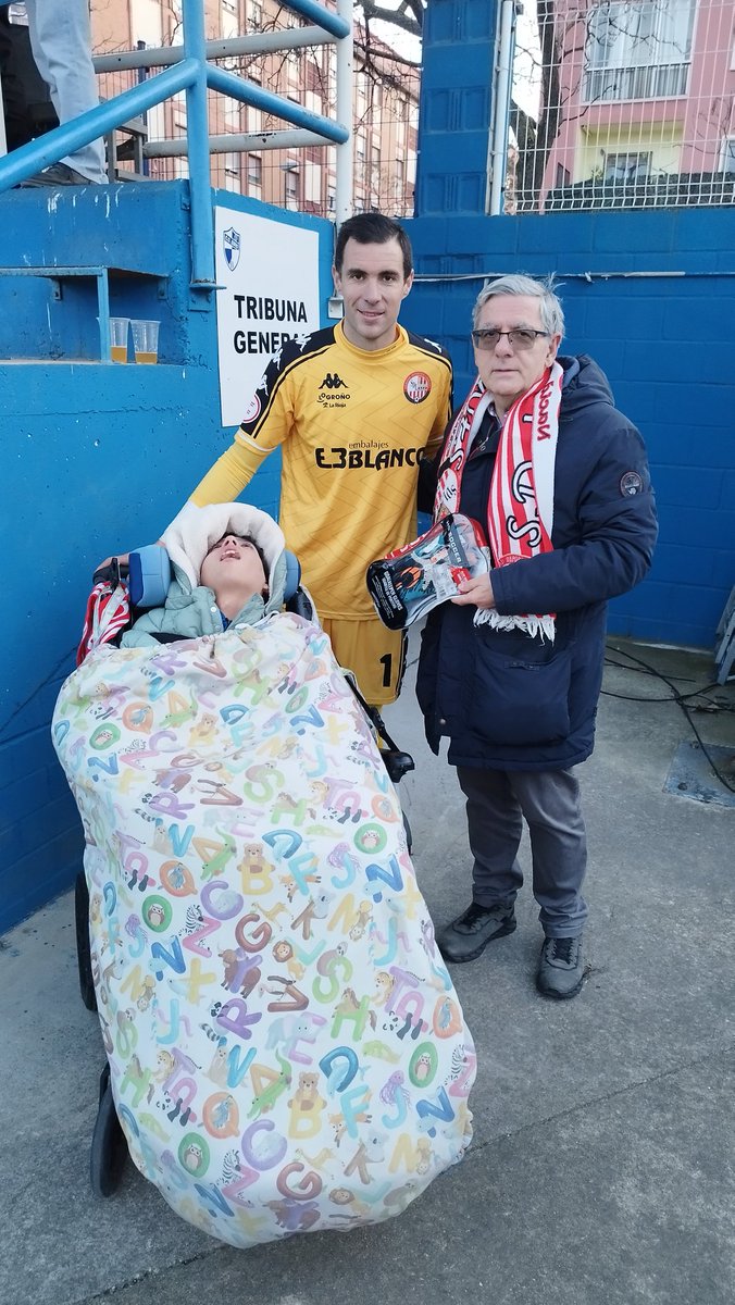 Hola amigos del fútbol, aquí estoy en el partido contra el <a href="/CD_Ebro/">CD Ebro</a> hemos quedado empate, os pongo una foto entregando los guantes, los entrega nuestro portero de la <a href="/SDLogrones/">SD Logroñés</a> al ganador, que ha sido Tomás,  gracias a todos por participar y gracias a <a href="/enriqueroyo1/">Enrique Royo Herranz</a> por tu bondad