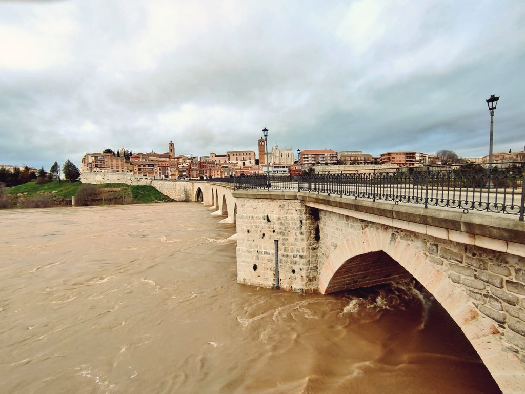 oscarranlo's tweet photo. Tordesillas #Valladolid es uno de los enclaves destacados, histórico y patrimonial, en el recorrido castellanoleonés del río Duero. Su perfil, cargado de simbolismo, desde su puente medieval adquiere una dimensión mayor, cuando es combinado con su inseparable Duero crecido. https://t.co/JmgTrHOpAZ