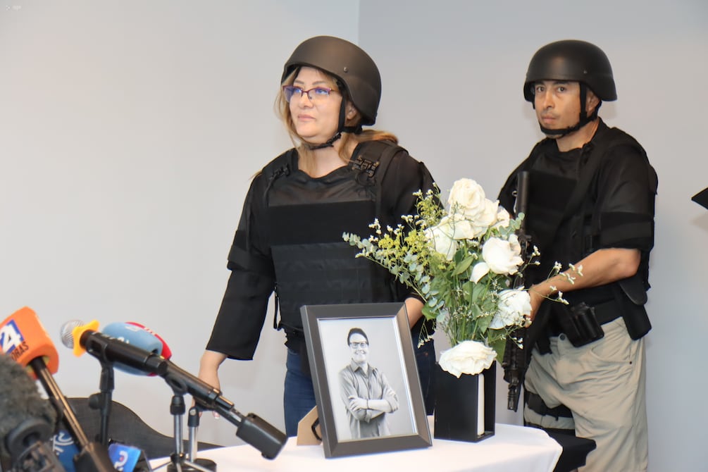 #ATENTO 170 mil dólares habría pagado Pablo Muentes a Verónica Sarauz, ex mujer de Fernando Villavicencio, para que deje de acusarlo de ser el autor de la muerte.

Sarauz era la ex mujer, ya que el tenía una nueva relación al ser as3sinado.