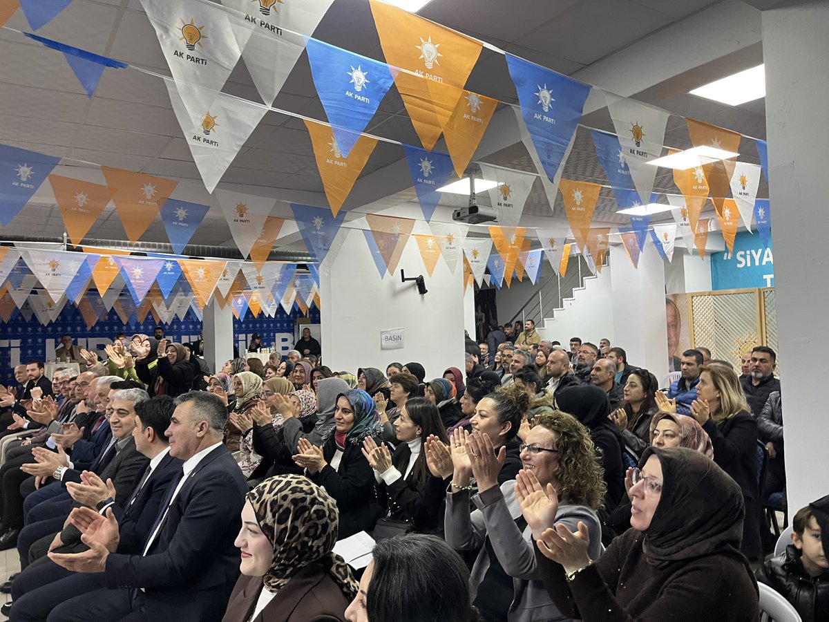 AK Parti Genel Başkan Vekili Yardımcımız Sn. Hacı Turan'ın teşrifleriyle; İl Başkanımız Sn. Seher Ünsal, İl Genel Meclisi Başkanımız Sn. Bülent Ozan, Kadın Kolları Başkanımız Sn. Fatma Yılmaz ile birlikte "Daraltılmış İl Danışma Meclisi" toplantımızı gerçekleştirdik.