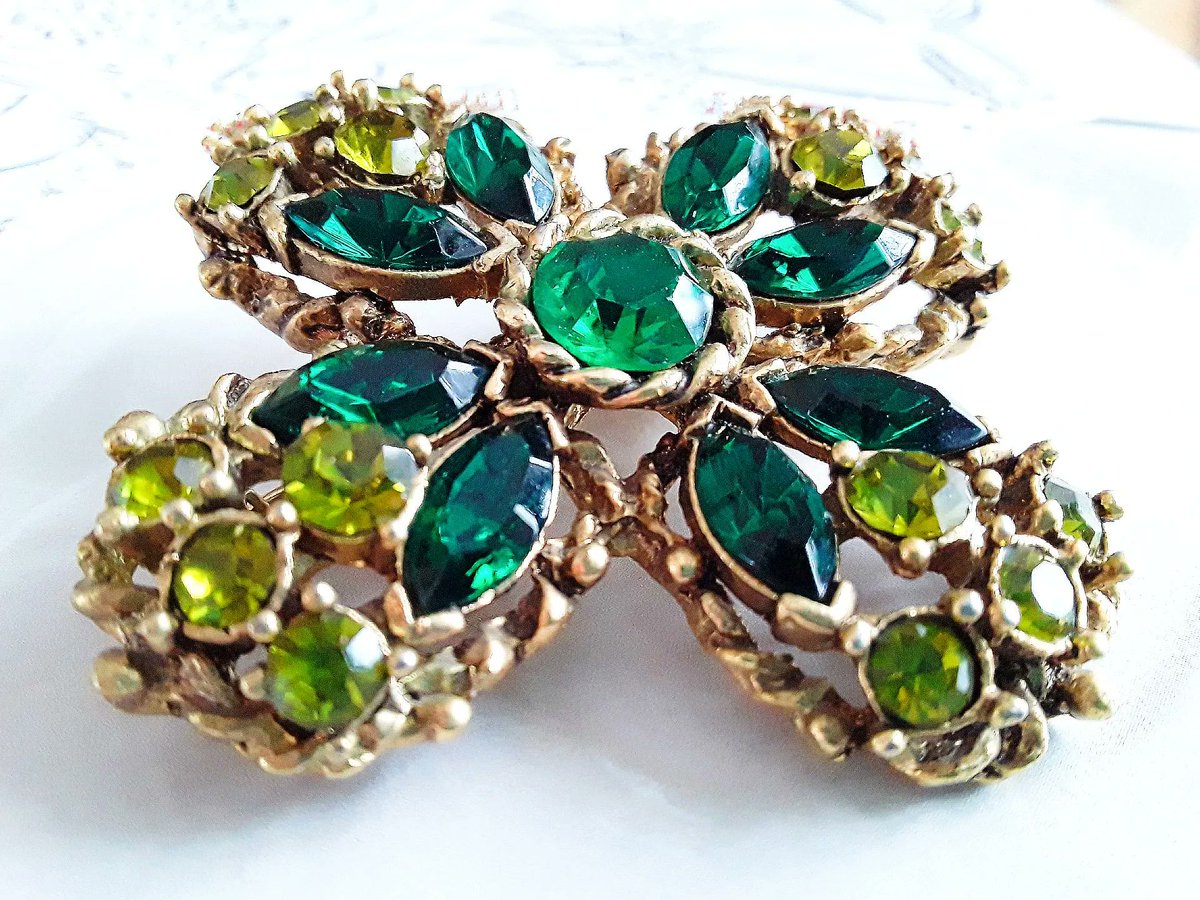 renaissancefai's tweet photo. Vintage Emerald Green Rhinestone Cross Brooch, Gold Tone Rope Trim, Mid-Century Sparkling Statement
https://t.co/XKFiU5IZor?
#brooch #vintsge #cross #religious #weiss #unsigned #emeraldGreen #rhinestones #olivine #Gothic #green #malteseCross #Christmas #holiday https://t.co/w60NRG01Kh