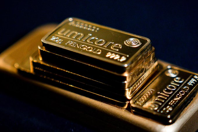 #Gold Holds Strong Near US$5,000 💪 After a speculative surge paused in late January, geopolitical risk, accelerated central-bank buying, and lower rates continue to keep gold in rally mode. 📷 finance.yahoo.com/news/gold-stea… #GoldPrice