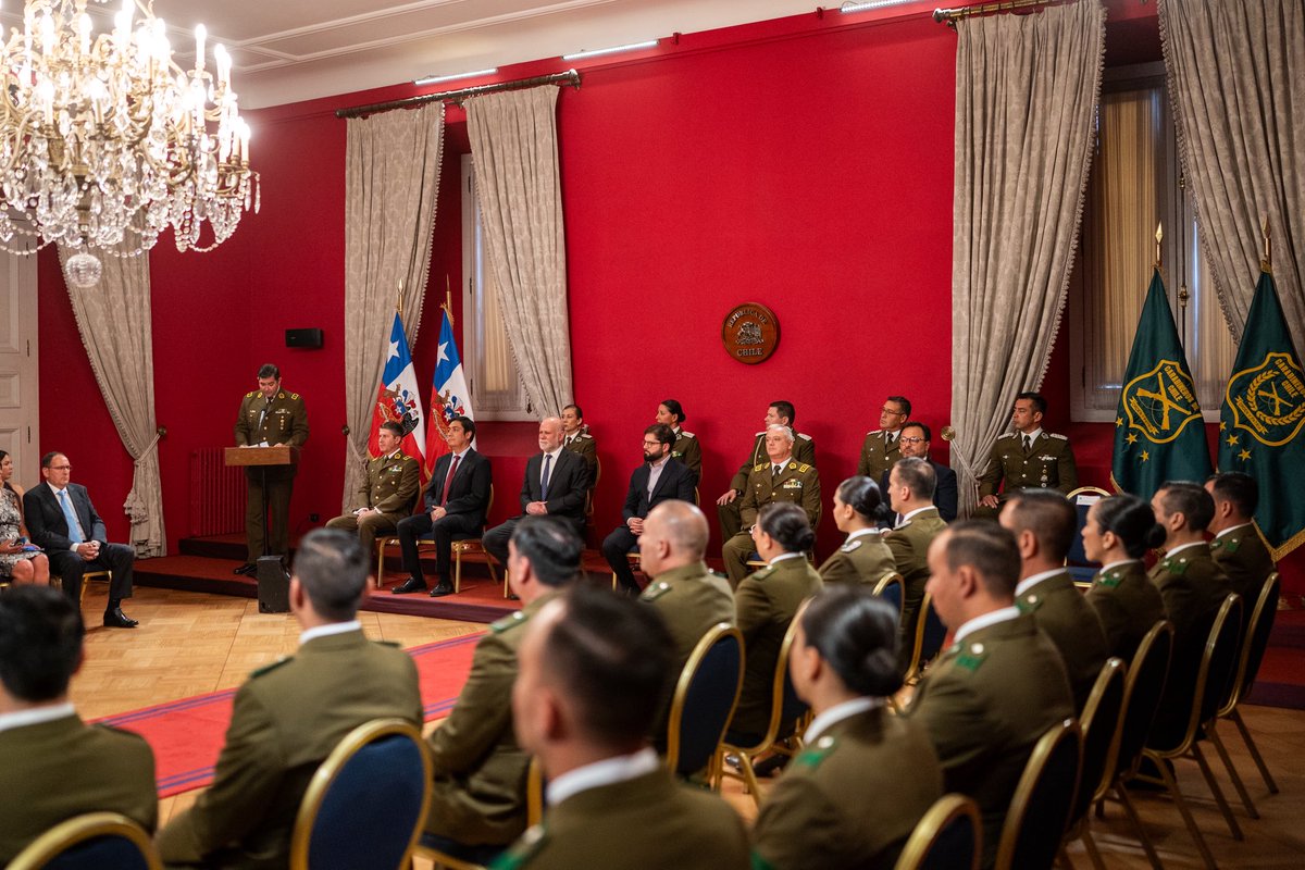 A cada una y uno de los escoltas y Guardia de Palacio, a quienes condecoramos hoy y a todos los que han hecho posible que el intenso trabajo de estos cuatro años se desarrollara de la mejor manera, les reitero mi agradecimiento. Nuestra patria es un lugar más seguro, justo y
