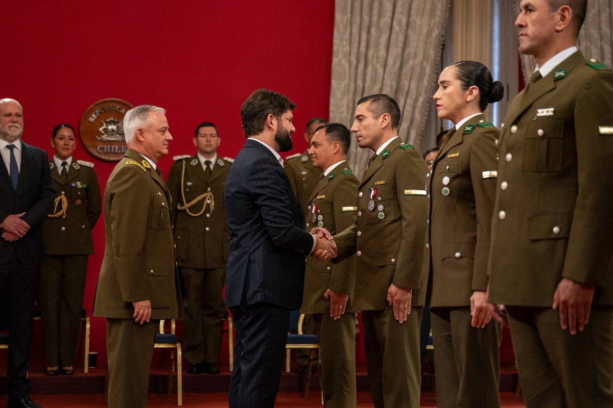 GabrielBoric's tweet photo. A cada una y uno de los escoltas y Guardia de Palacio, a quienes condecoramos hoy y a todos los que han hecho posible que el intenso trabajo de estos cuatro años se desarrollara de la mejor manera, les reitero mi agradecimiento. Nuestra patria es un lugar más seguro, justo y amable gracias a ustedes. Un abrazo y felicitaciones a ustedes y sus familias!