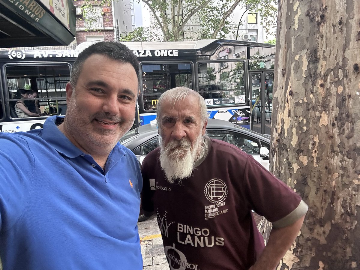 Amigos me encontré a “Aguante Lanú, que me importe a mí River y Boca”
Si lo quieren ayudar para en Santa Fé y Salguero.
