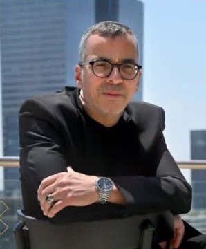 ... 🔥Ako je svet digitalni logor, onda su ljudi poput Hayona bili njegovi glavni operateri.  U  logoru se najbrže gase svetla onima koji drže ključeve od glavne kapije..

Bivši šef kabineta i viši savetnik izraelskog premijera Netanjahua, Asher Hayon,  pronađen je  mrtav u svom