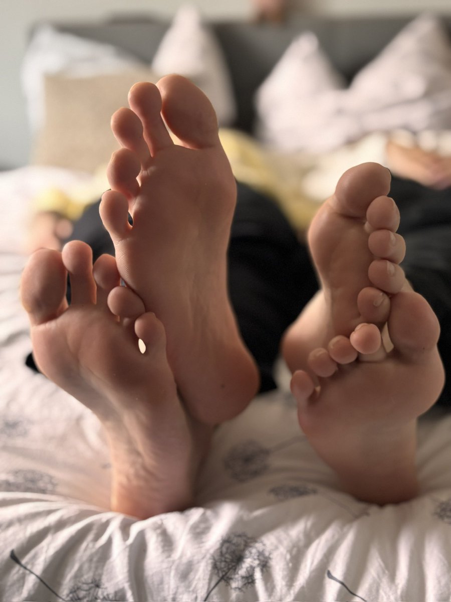 Schwesterherz war heute zu Besuch. Und bei diesem sch…Wetter haben wir es uns erstmal gemütlich gemacht.
Wer von euch Losern möchte unsere Füße verwöhnen?

<a href="/rt_feet/">Feet RT PROMO 💯K</a> 
<a href="/rt_domm/">RT Femdom & Feet models 6k</a> 
<a href="/CuriousFindomme/">FinDomme curious</a> 
<a href="/rt_promo2k/">RT Findom 9.4K</a> 
<a href="/F229658386/">F2</a> 
<a href="/rt_slavepromo/">RT FINDOM PROMO</a> 
<a href="/FeetForumArea/">Foot Fetish Forum</a> 
<a href="/HerSexyFeet/">👣 Her Sexy Feet 👣</a>