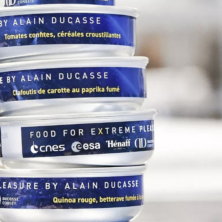 XploraSpace's tweet photo. 🚀🍽️ De la conserve bretonne… à l’espace. Saviez-vous qu’une entreprise bretonne participe activement à l’alimentation des astronautes à bord de l’ISS ? Sophie Adenot va notamment opérer l’une des expériences clés sur l’autonomie alimentaire en mission spatiale… C’est l’aventure de l’entreprise Jean Hénaff, fondée en 1907 à Pouldreuzic !

🔹 Même si le nom Jean Hénaff évoque surtout sa célèbre petite boîte bleue de pâté et les rayons des épiceries, l’entreprise s’est aussi incrustée dans l’univers spatial, non pas en envoyant du pâté dans les fusées, mais en participant à l’alimentation des astronautes à bord de la Station spatiale internationale 

🔹 Depuis 2011, le groupe collabore avec le CNES, l’Agence spatiale européenne et des chefs comme Alain Ducasse ou Thierry Marx, dans le cadre du programme Special Event Meals. Ce dernier consiste à créer des plats gastronomiques adaptés à la vie en apesanteur pour les équipages de l’ISS lors d’occasions particulières (fêtes, célébrations) : entrées, plats et desserts sont transformés et conditionnés en conserves légères et parfaitement étanches.

🔹 Ce n’est pas tant le pâté traditionnel qui est parti en orbite, mais des préparations stérilisées et scellées avec rigueur pour répondre aux contraintes de l’environnement spatial (sécurité microbiologique, conservation sans gravité, goût et texture préservés). L’entreprise bretonne apporte son expertise dans le sertissage et l’appertisation, des étapes clés pour garantir l’étanchéité et la qualité nutritive des recettes.

🔹 L’aventure spatiale de Hénaff s’est illustrée de plusieurs jalons : des milliers de plats individuels (entrées, plats, desserts) conçus selon les recettes du programme, des repas de fête (pour Tim Peake, astronaute britannique, avec le chef Heston Blumenthal), des repas pour Thomas Pesquet (en collaboration avec les chefs Thierry Marx et Alain Ducasse).

🔹 En 2023, le CNES missionne le groupe Jean Hénaff pour proposer des solutions pour l’alimentation destinée à l’exploration spatiale habitée. Un robot culinaire, le FoodProcessor, est développé afin de tester la préparation de repas en micropesanteur à bord de l’ISS avec Inneolab. L’expérience donnera lieu à la première mousse au chocolat de l’espace avec Andreas Mogensen.

🔹 Au cours de son périple en orbite, l’astronaute française Sophie Adenot opérera de nouveau l’expérience du FoodProcessor : une recette, appelée « duo méditerranéen », combinant caviar d’aubergine et houmous, utilisera cette fois-ci des aliments qui pourraient un jour être produits à bord.

👉 Loin d’être anecdotique, l’obtention de saveurs proches de celles de la Terre est un élément important pour le moral et le confort des équipages dans le cadre de missions longues.

📷 : @JeanHenaffSA, AFP
📄 : Merci à @GeoTales_ de nous avoir fait découvrir par ses posts cette entreprise bretonne !