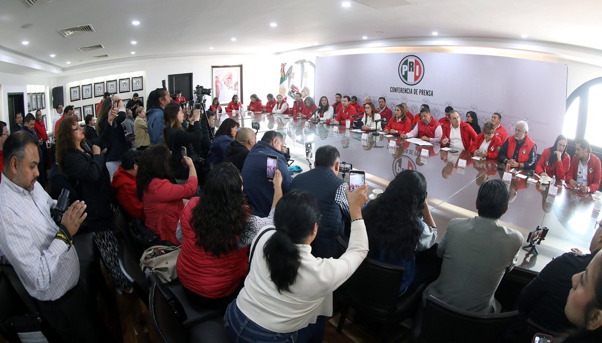 CristinaRuiz_S's tweet photo. En el #EstadoDeMéxico hay familias que siguen esperando una cita, una quimio o una medicina que no llega por la ineptitud del gobierno. 💊🏥

El presupuesto en salud se redujo más de 20 mil millones de pesos, y la mortalidad infantil por cáncer subió a 5.6 por cada 100 mil menores.💸

Los hospitales operan con lo mínimo, el personal médico trabaja sin insumos y las madres hacen fila desde la madrugada.👩🏼‍⚕️🚑

#Morena llama transformación a lo que en realidad es desorden.
Recortan, improvisan y justifican, pero no resuelven.

El @PRI_EDOMEX  seguirá poniendo sobre la mesa los datos que ellos esconden y defendiendo el derecho a la salud como una prioridad, no como promesa incumplida.