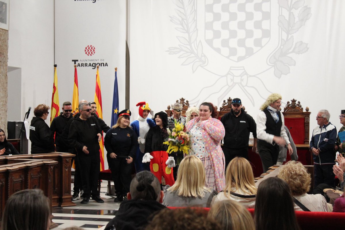 EnComuPodemTGN's tweet photo. Aquesta tarda hem assistit un any més al Judici del Rei Carnestoltes de #Tarragona 🎭🔥

Humor, sàtira i crítica a la Plaça de la Font en un dels actes més emblemàtics del Carnaval.

Grans @Collalabota! 

#CarnavalTGN https://t.co/okXTeLfY6o